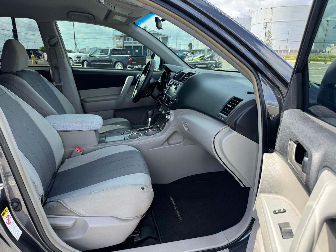 Toyota Highlander Plus 4D SUV FWD 2013