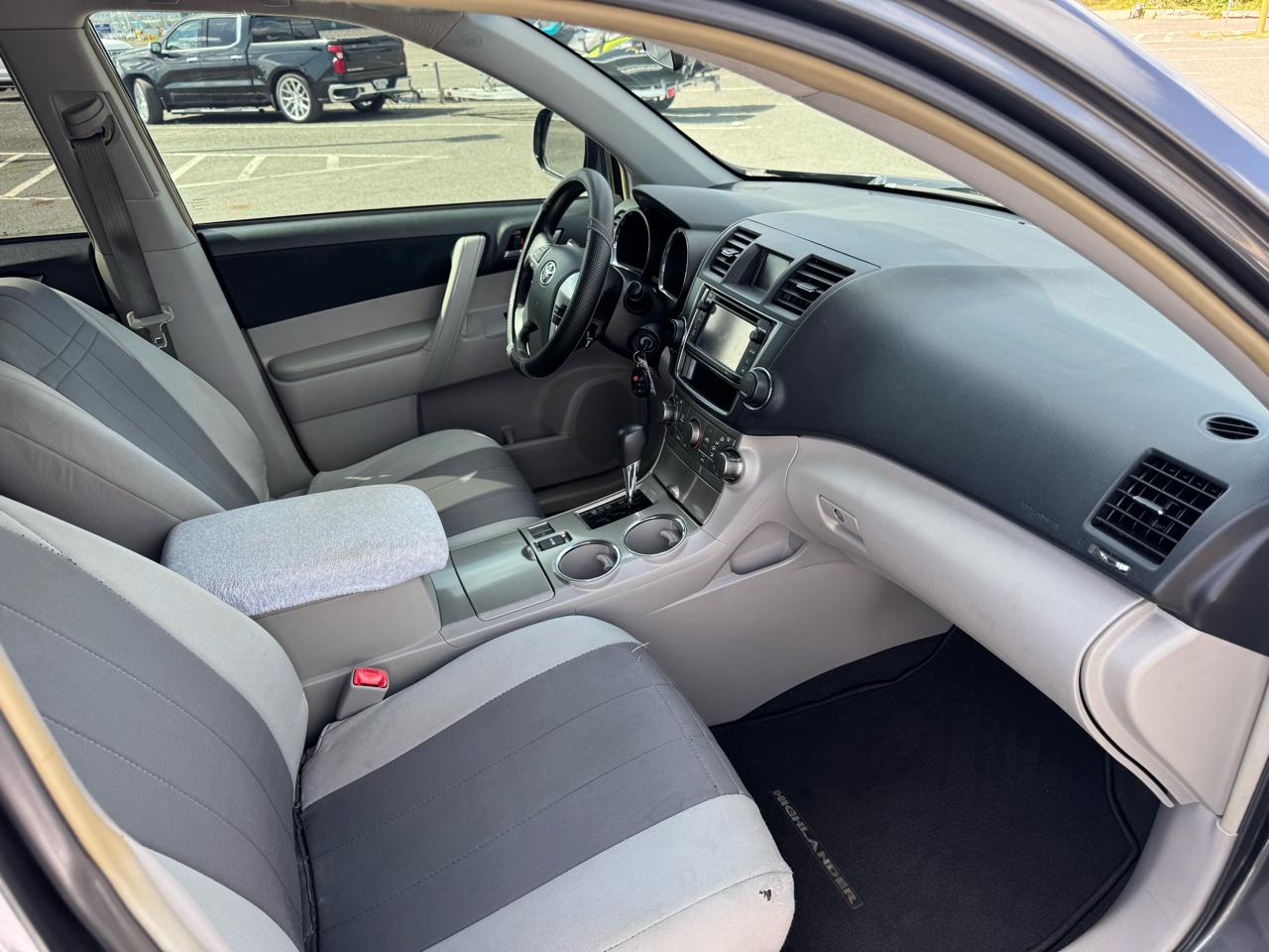 Toyota Highlander Plus 4D SUV FWD 2013