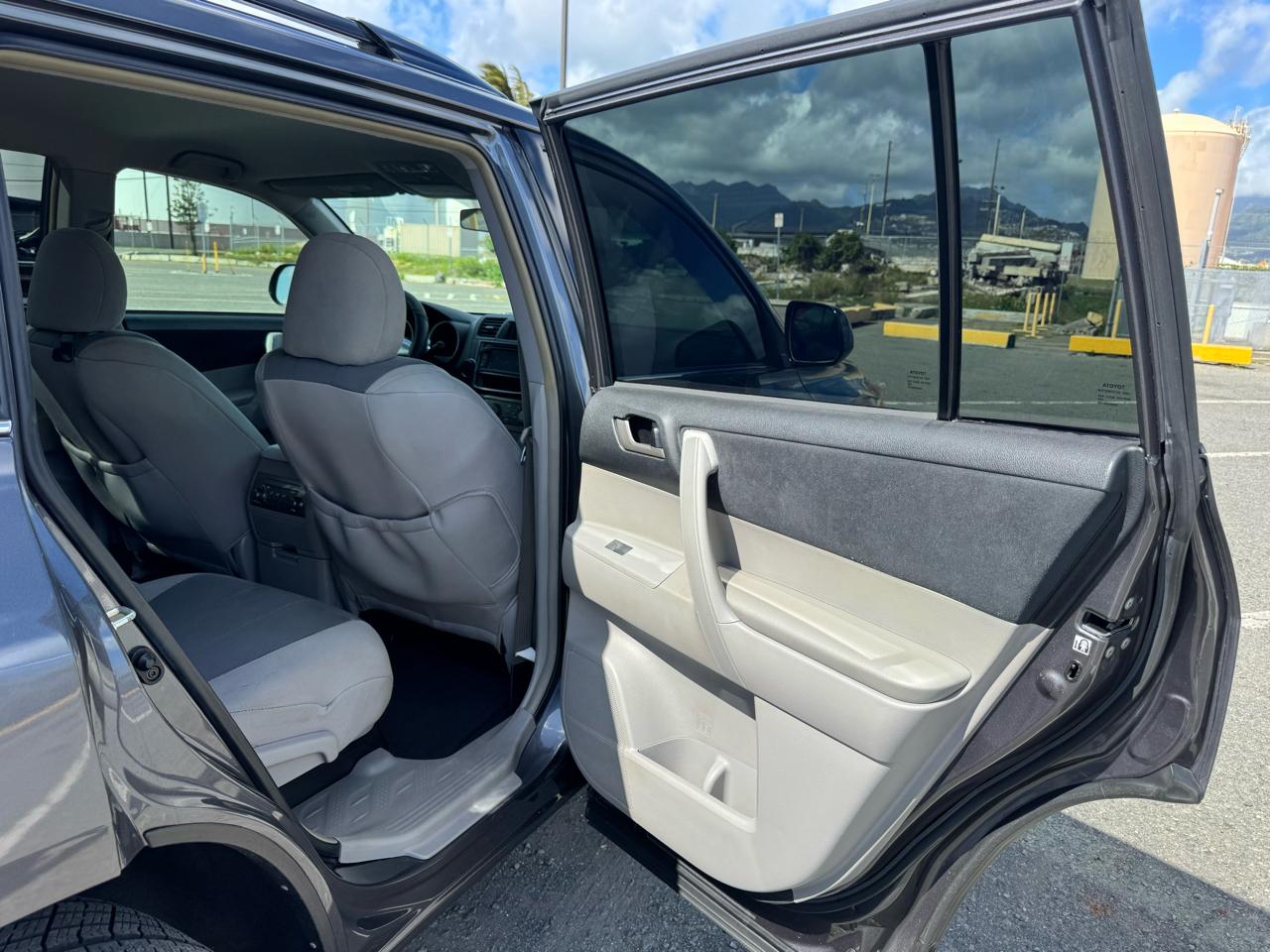 Toyota Highlander Plus 4D SUV FWD 2013