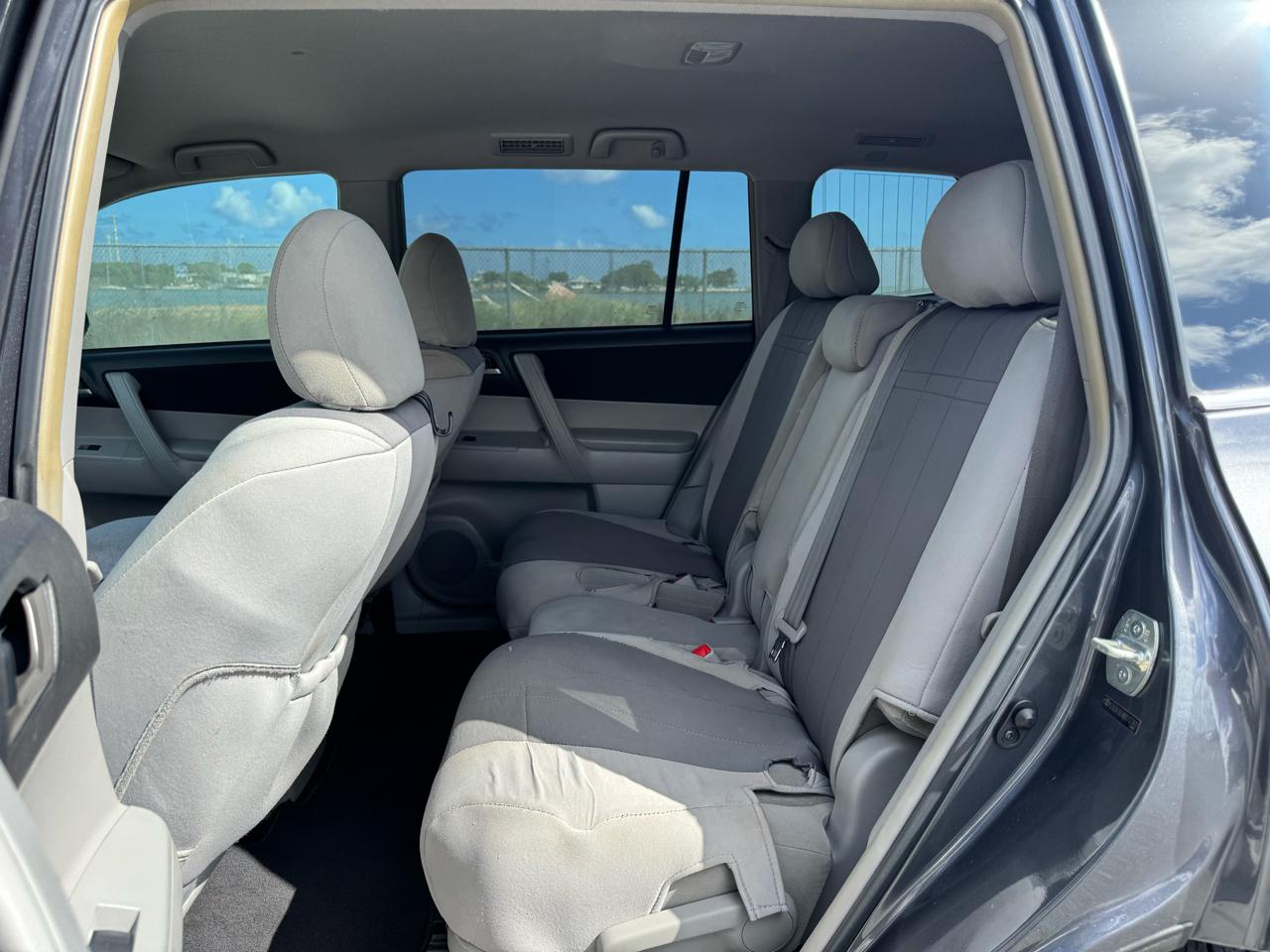 Toyota Highlander Plus 4D SUV FWD 2013