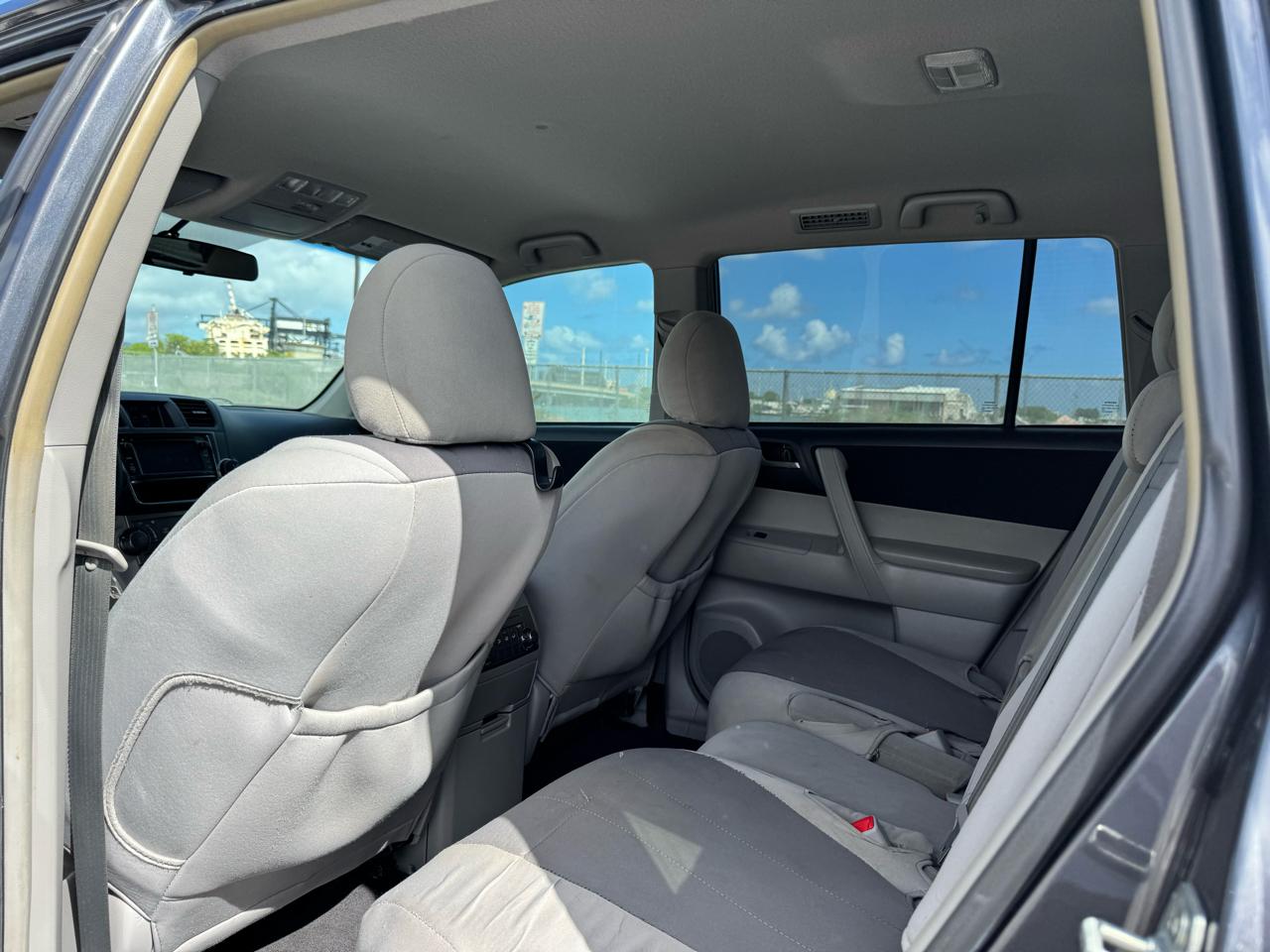 Toyota Highlander Plus 4D SUV FWD 2013