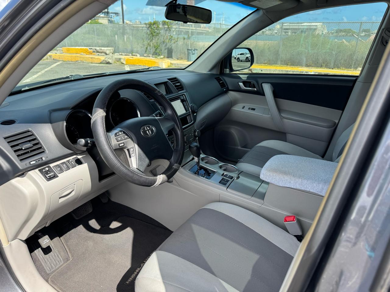 Toyota Highlander Plus 4D SUV FWD 2013