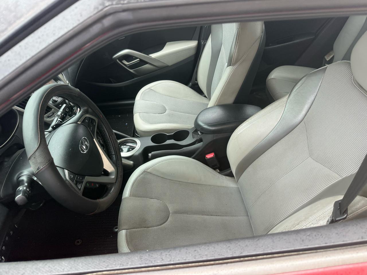 Hyundai Veloster Base 2012