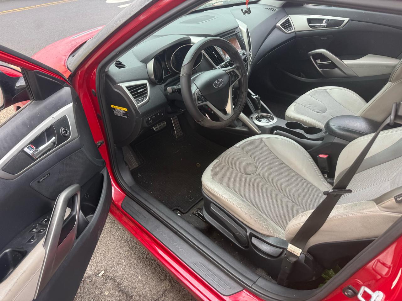 Hyundai Veloster Base 2012