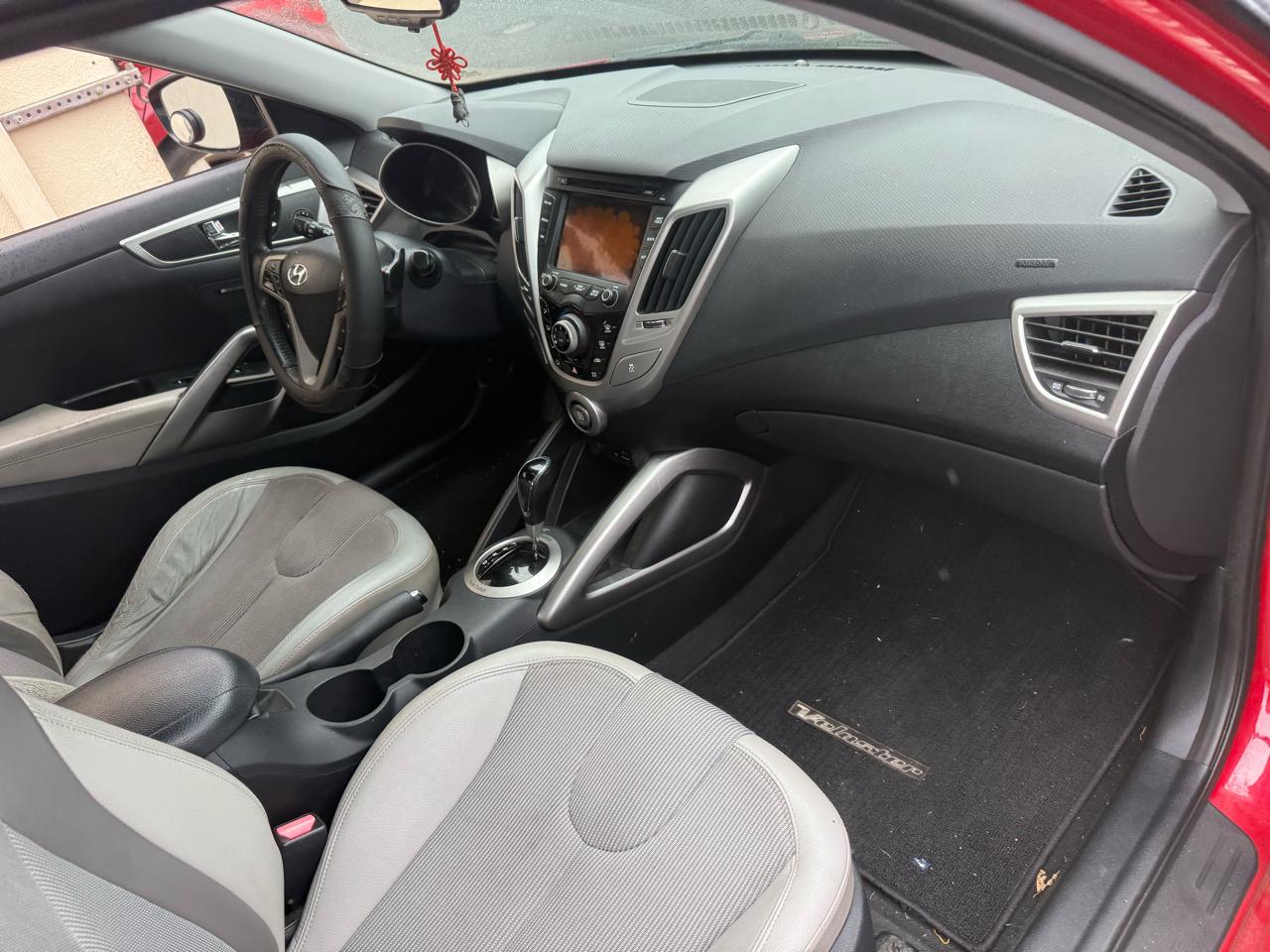 Hyundai Veloster Base 2012