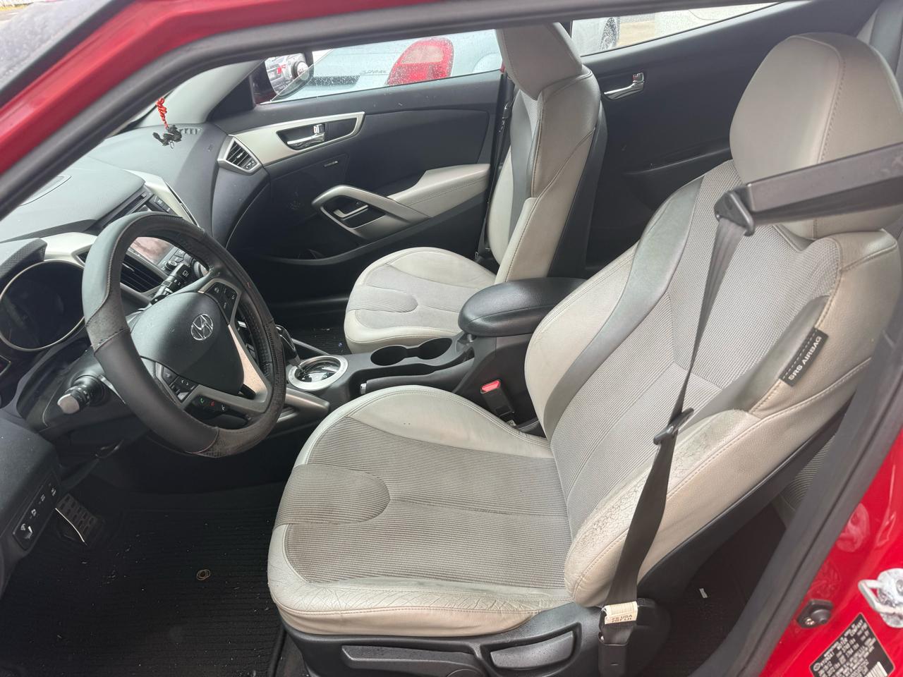 Hyundai Veloster Base 2012