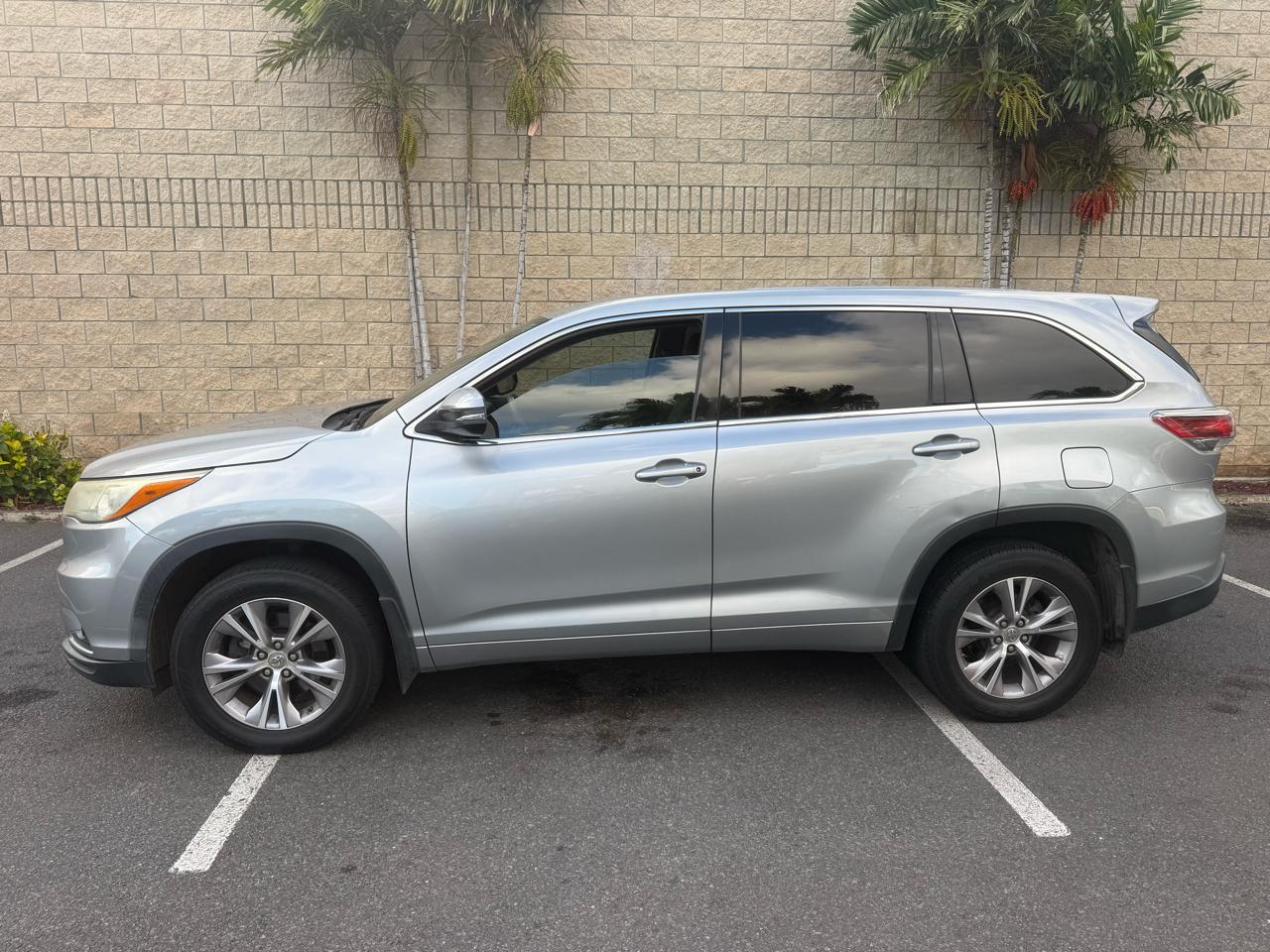 Toyota Highlander LE Plus FWD V6 2015