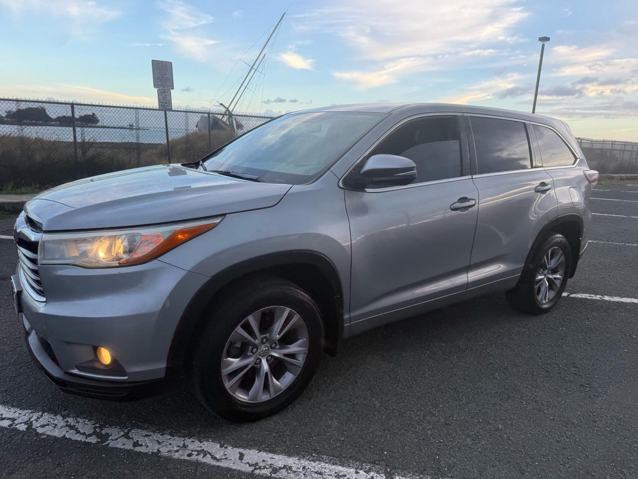 Toyota Highlander LE Plus FWD V6 2015