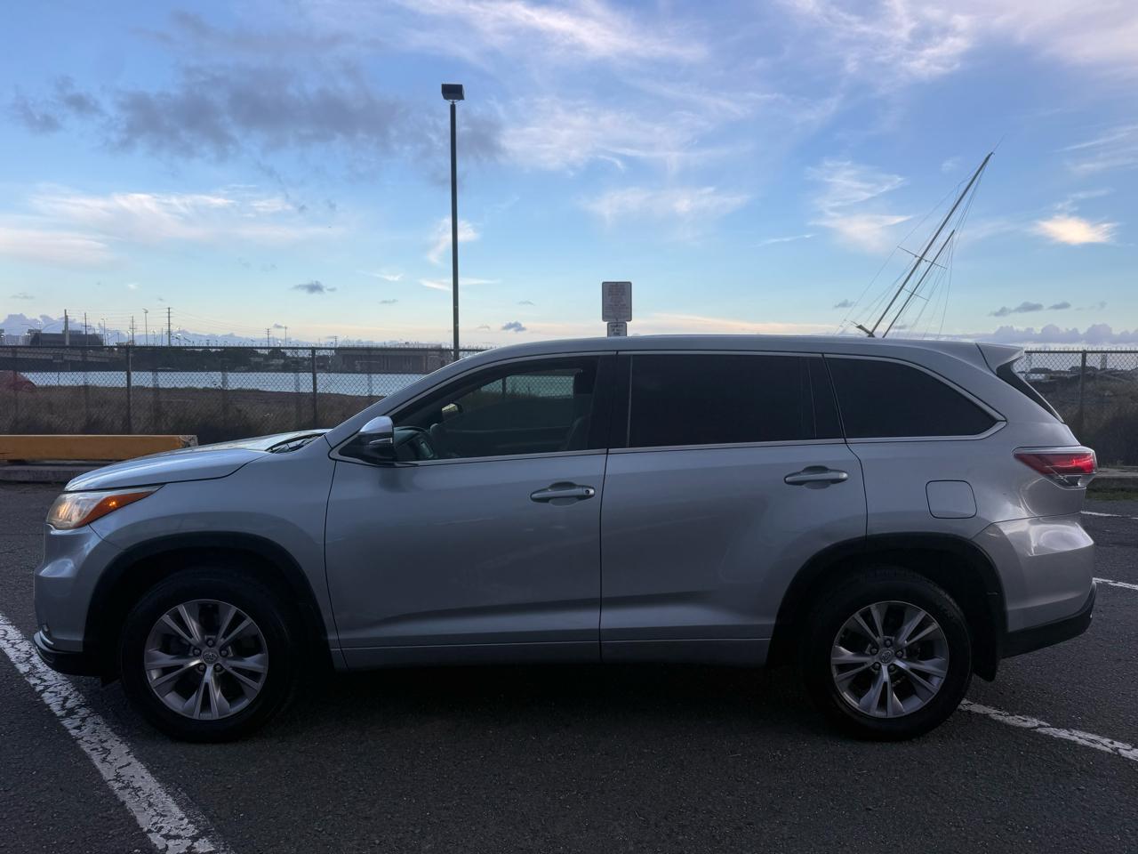 Toyota Highlander LE Plus FWD V6 2015