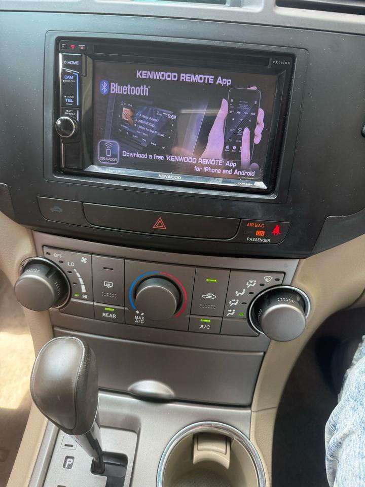 Toyota Highlander Base 2WD V6 2010