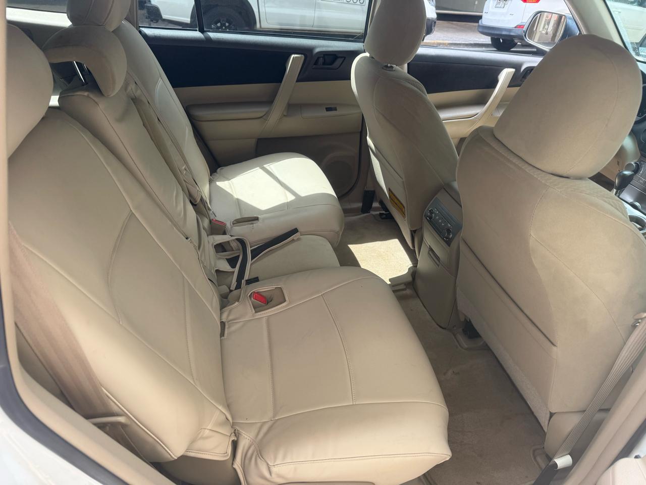 Toyota Highlander Base 2WD V6 2010