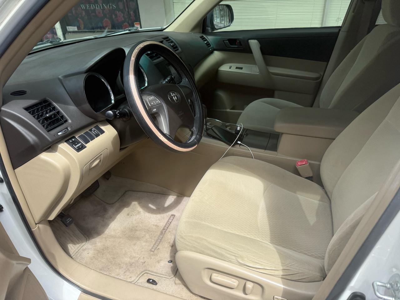 Toyota Highlander Base 2WD V6 2010
