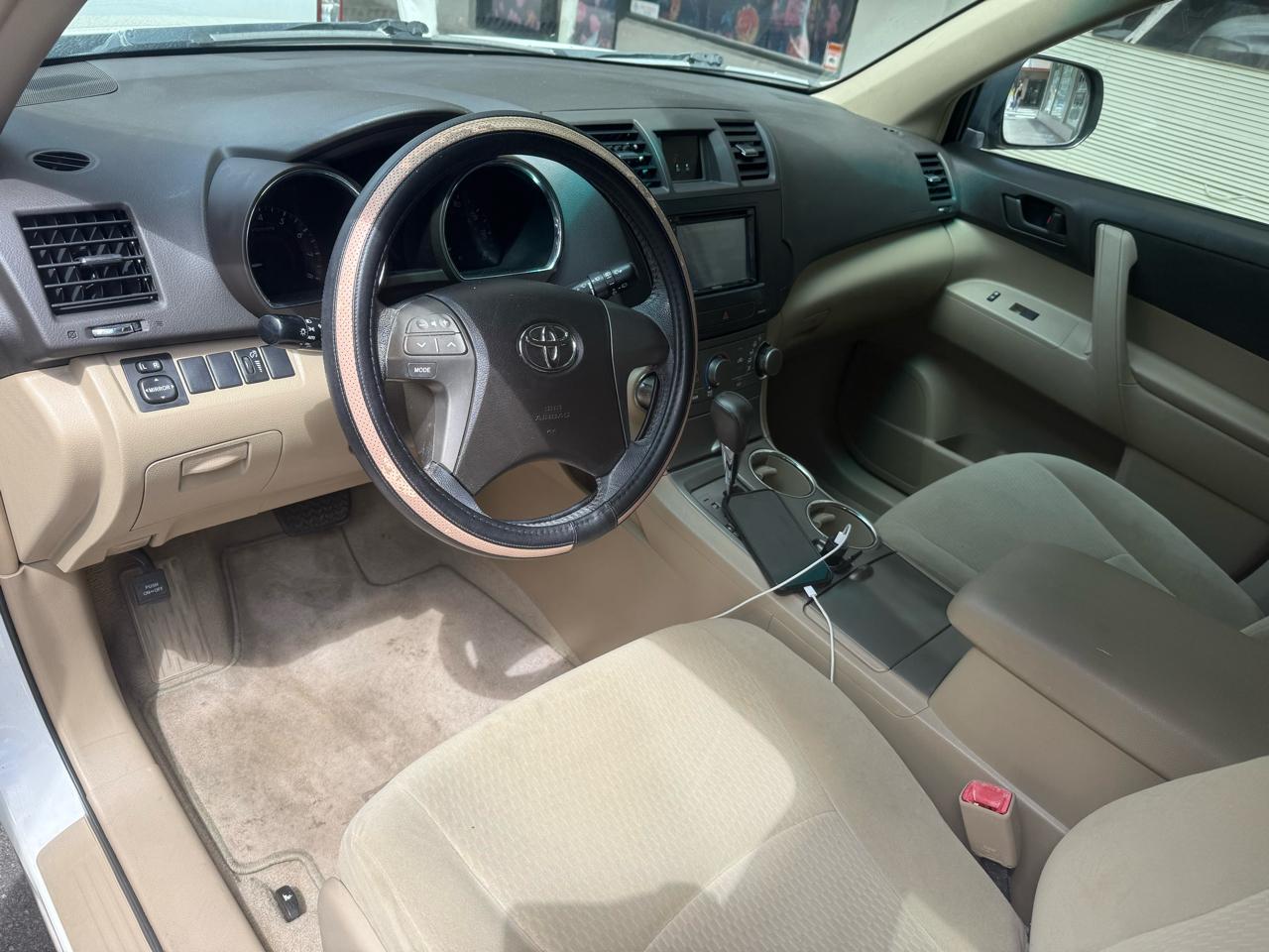 Toyota Highlander Base 2WD V6 2010