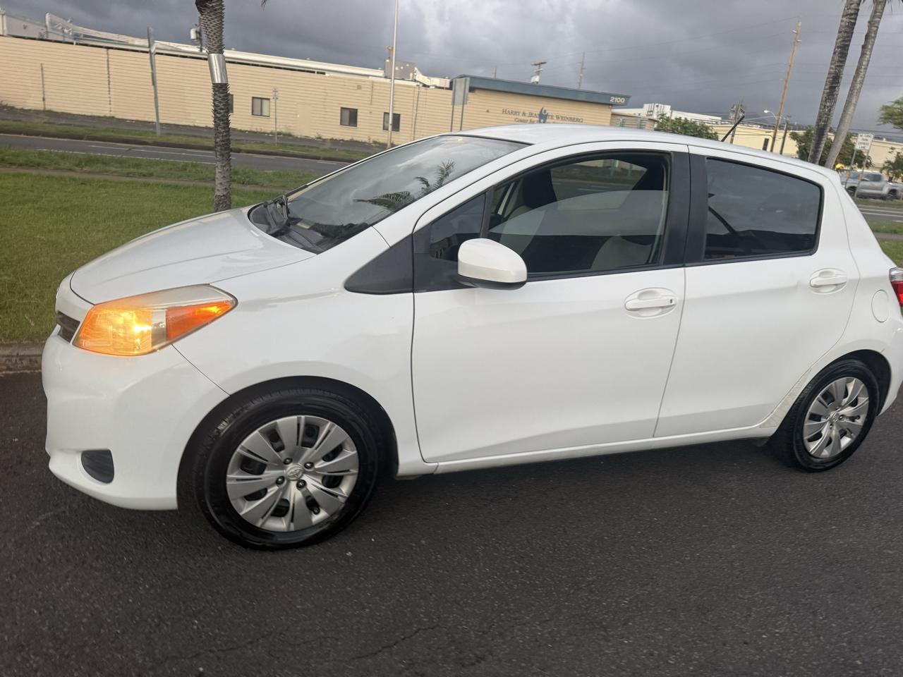 Toyota Yaris LE 4D Hatchback 2014