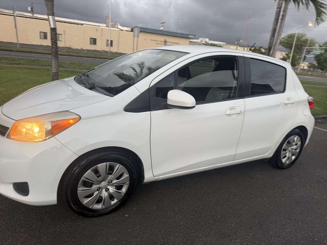 Toyota Yaris LE 4D Hatchback 2014