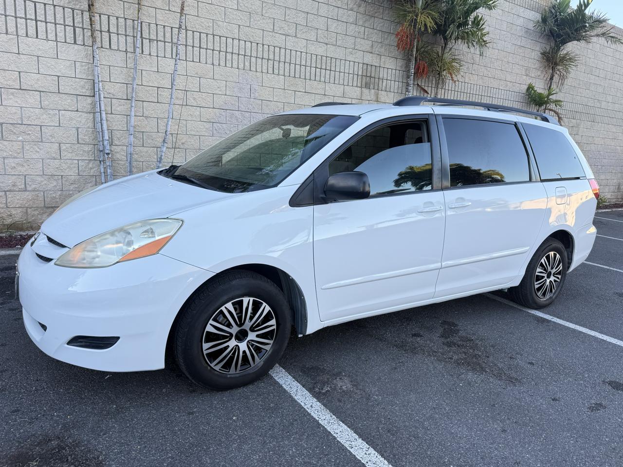 Toyota Sienna LE - 7 Passenger 2010