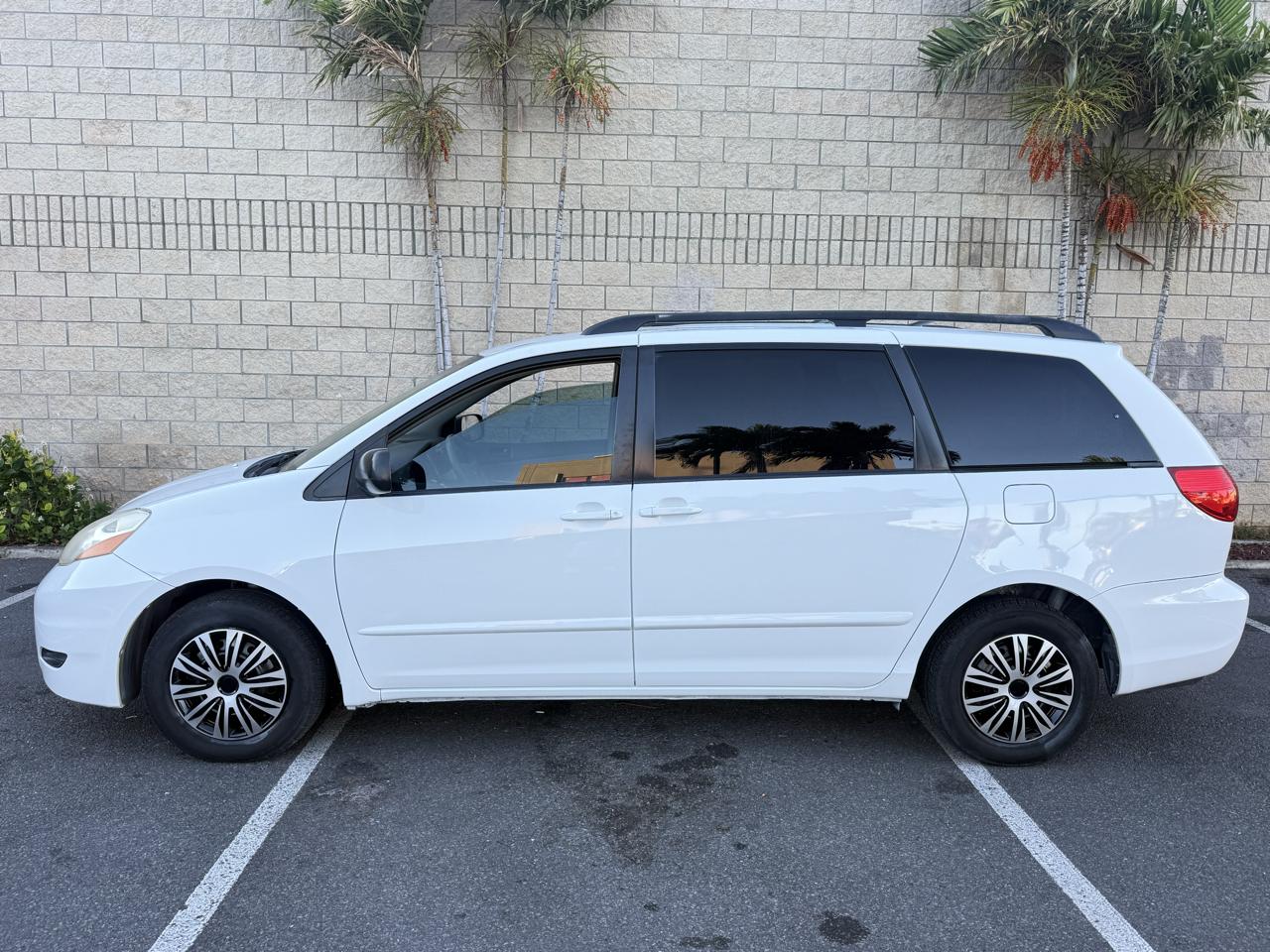 Toyota Sienna LE - 7 Passenger 2010
