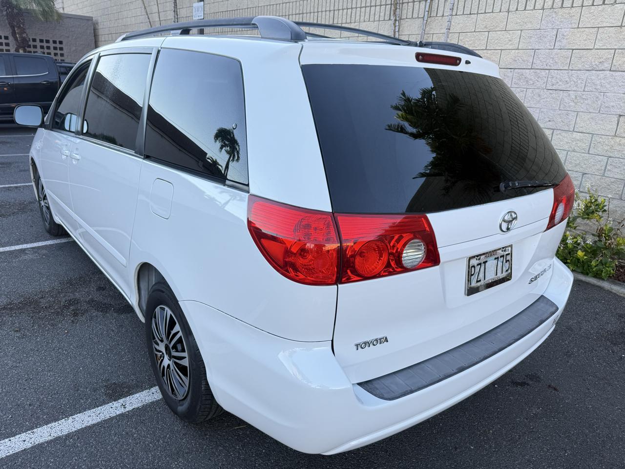 Toyota Sienna LE - 7 Passenger 2010