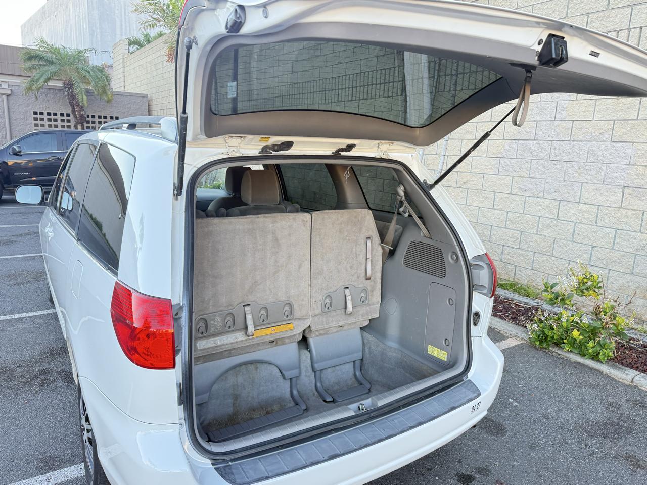 Toyota Sienna LE - 7 Passenger 2010