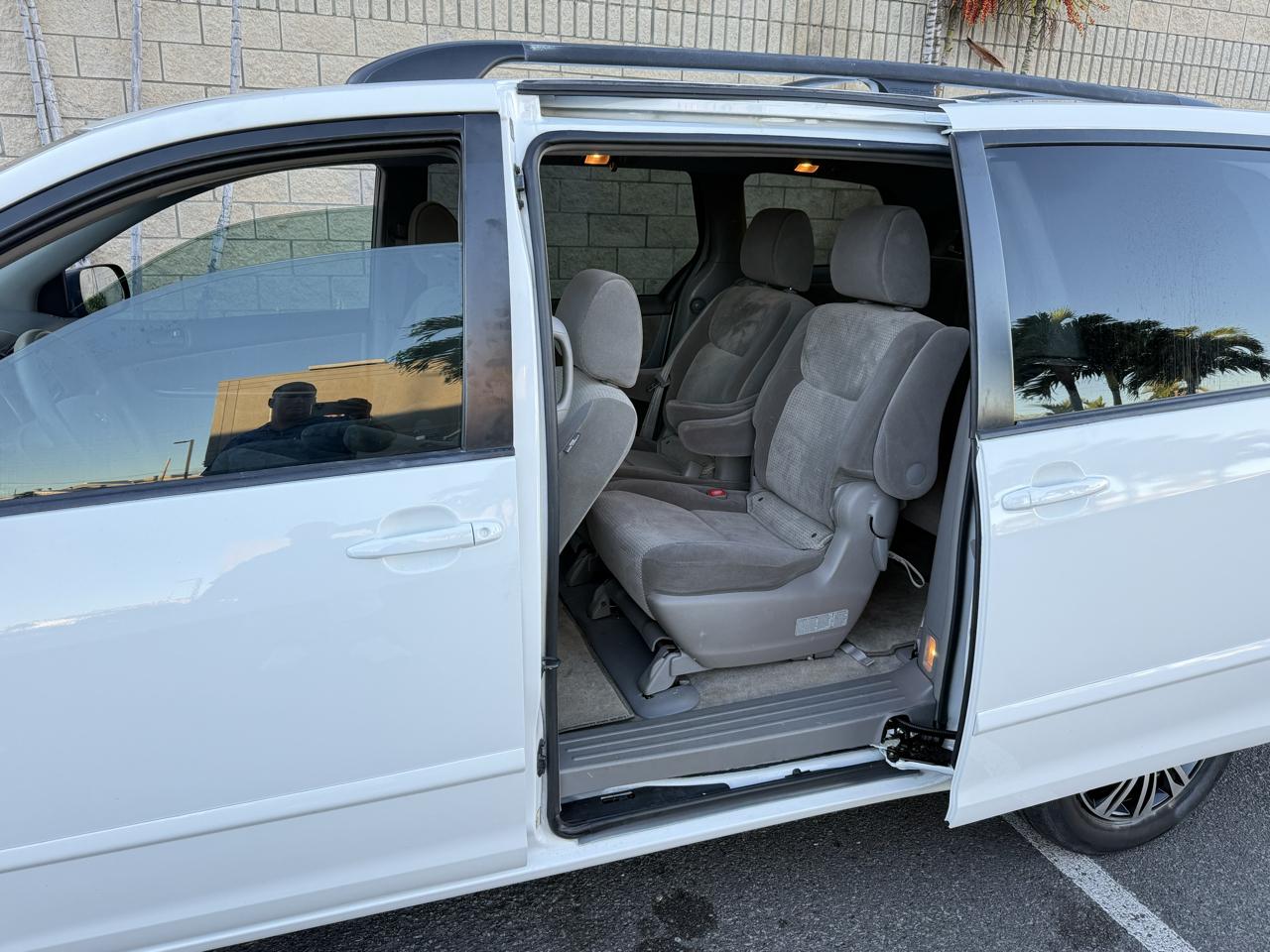 Toyota Sienna LE - 7 Passenger 2010