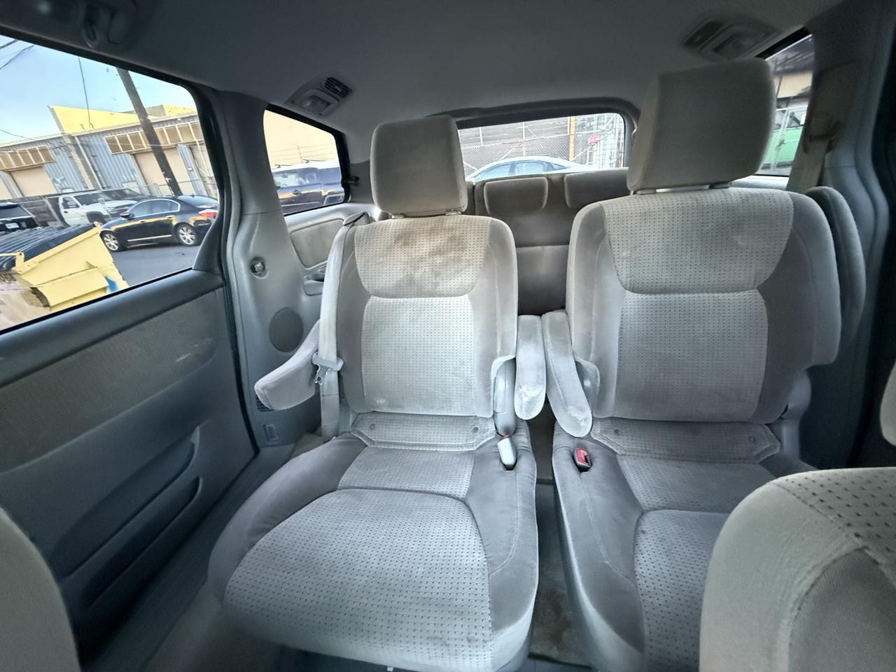 Toyota Sienna LE - 7 Passenger 2010