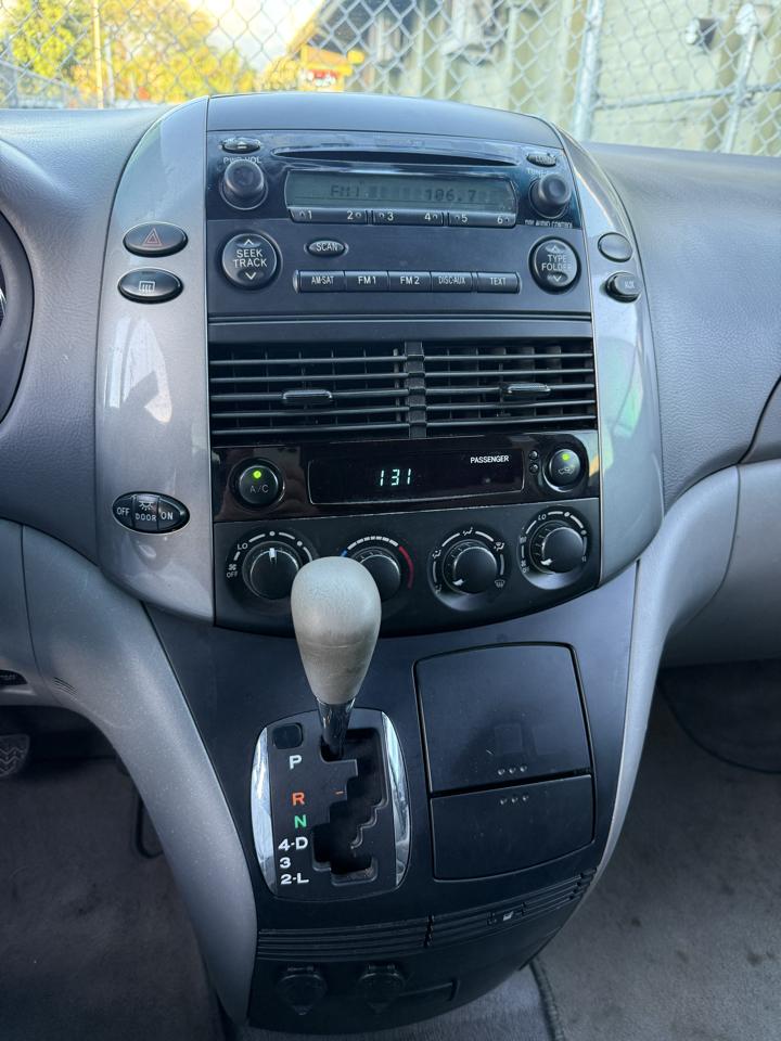 Toyota Sienna LE - 7 Passenger 2010