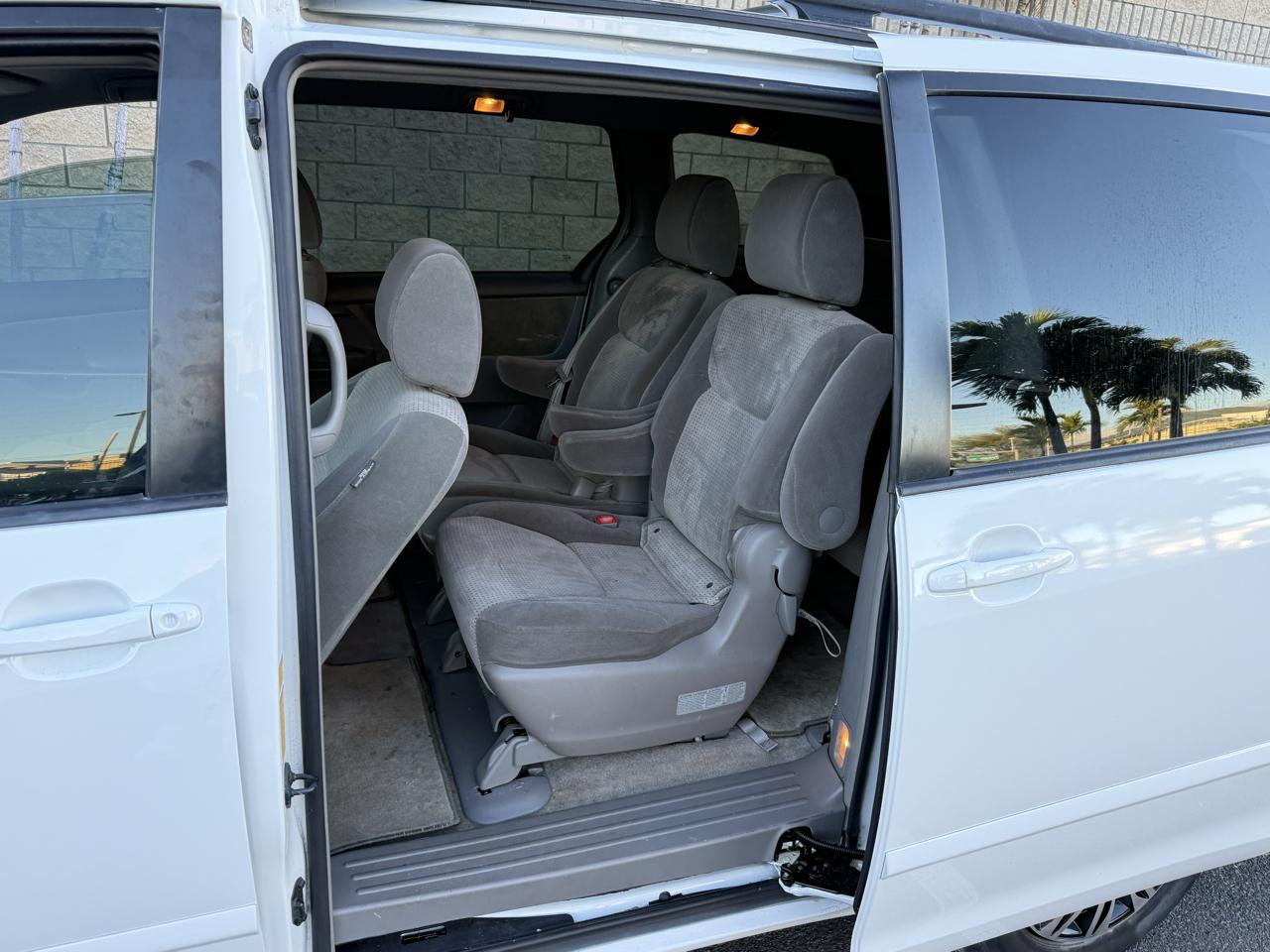Toyota Sienna LE - 7 Passenger 2010