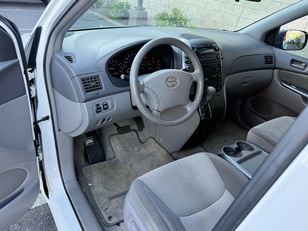 Toyota Sienna LE - 7 Passenger 2010