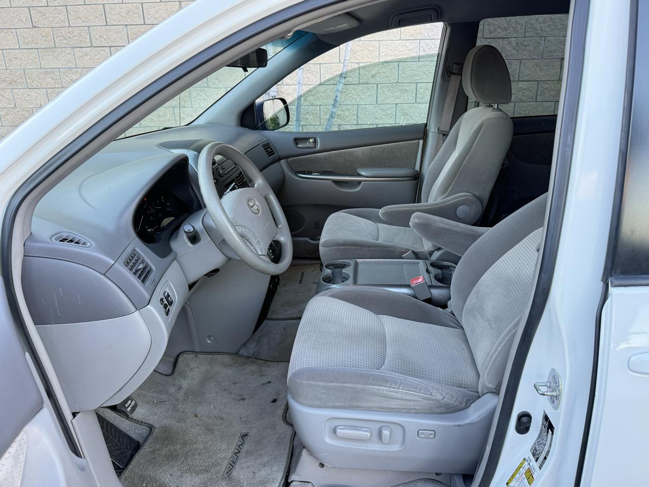 Toyota Sienna LE - 7 Passenger 2010