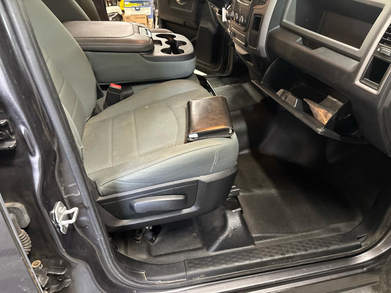 RAM 1500 Tradesman Crew Cab SWB 4WD 2016
