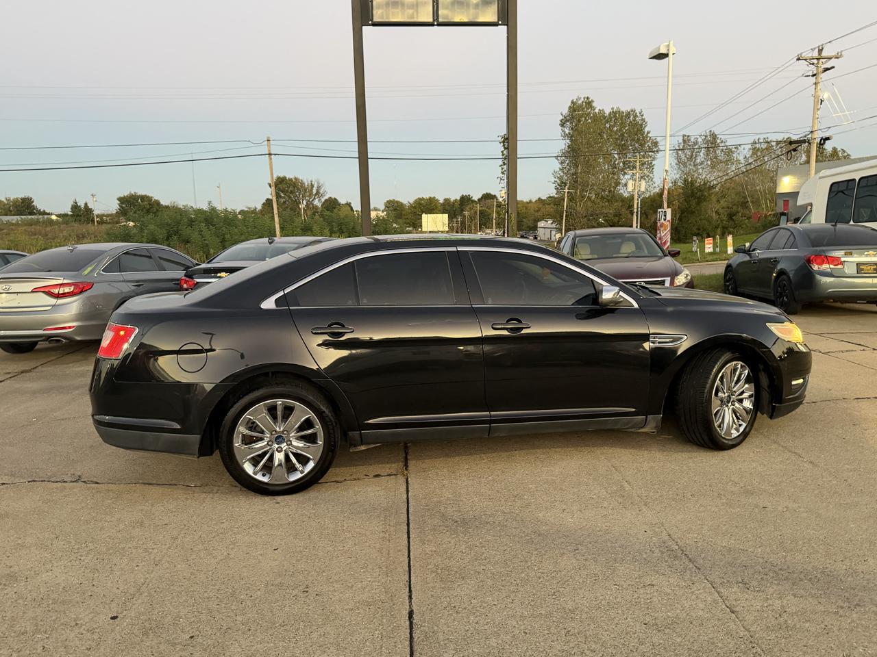 Ford Taurus 4dr Sdn Limited FWD 2010