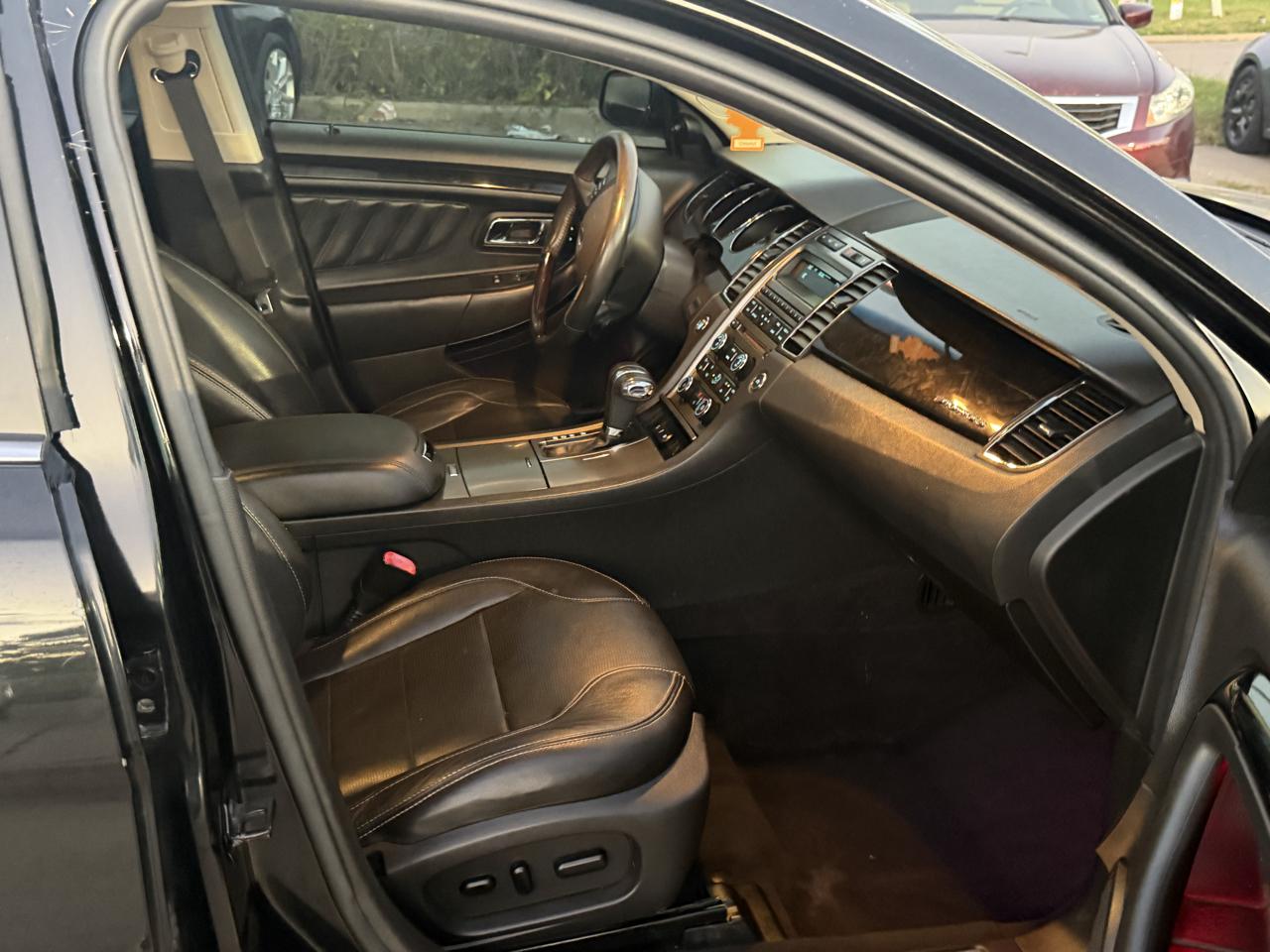 Ford Taurus 4dr Sdn Limited FWD 2010