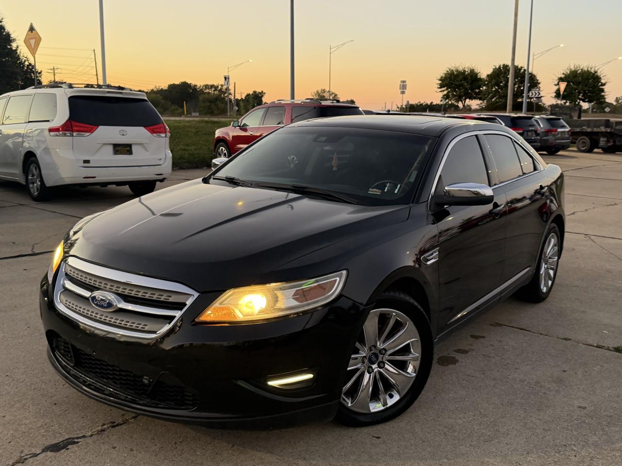 Ford Taurus 4dr Sdn Limited FWD 2010
