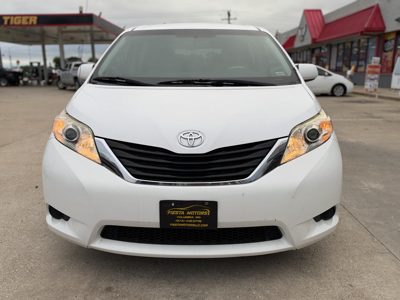 Toyota Sienna LE FWD 8-Passenger V6 2013
