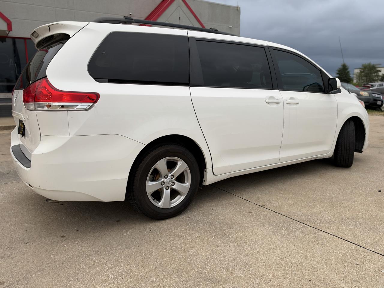 Toyota Sienna LE FWD 8-Passenger V6 2013