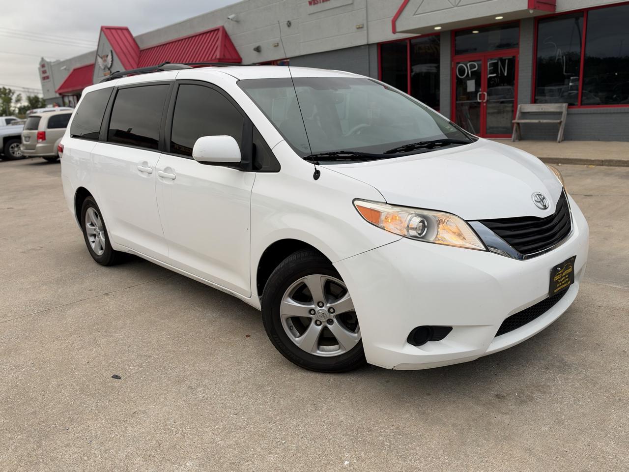 Toyota Sienna LE FWD 8-Passenger V6 2013
