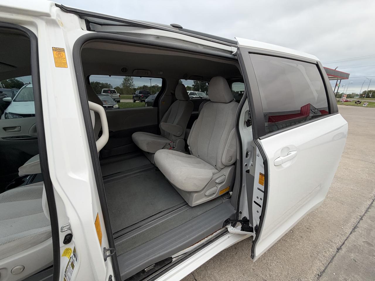 Toyota Sienna LE FWD 8-Passenger V6 2013