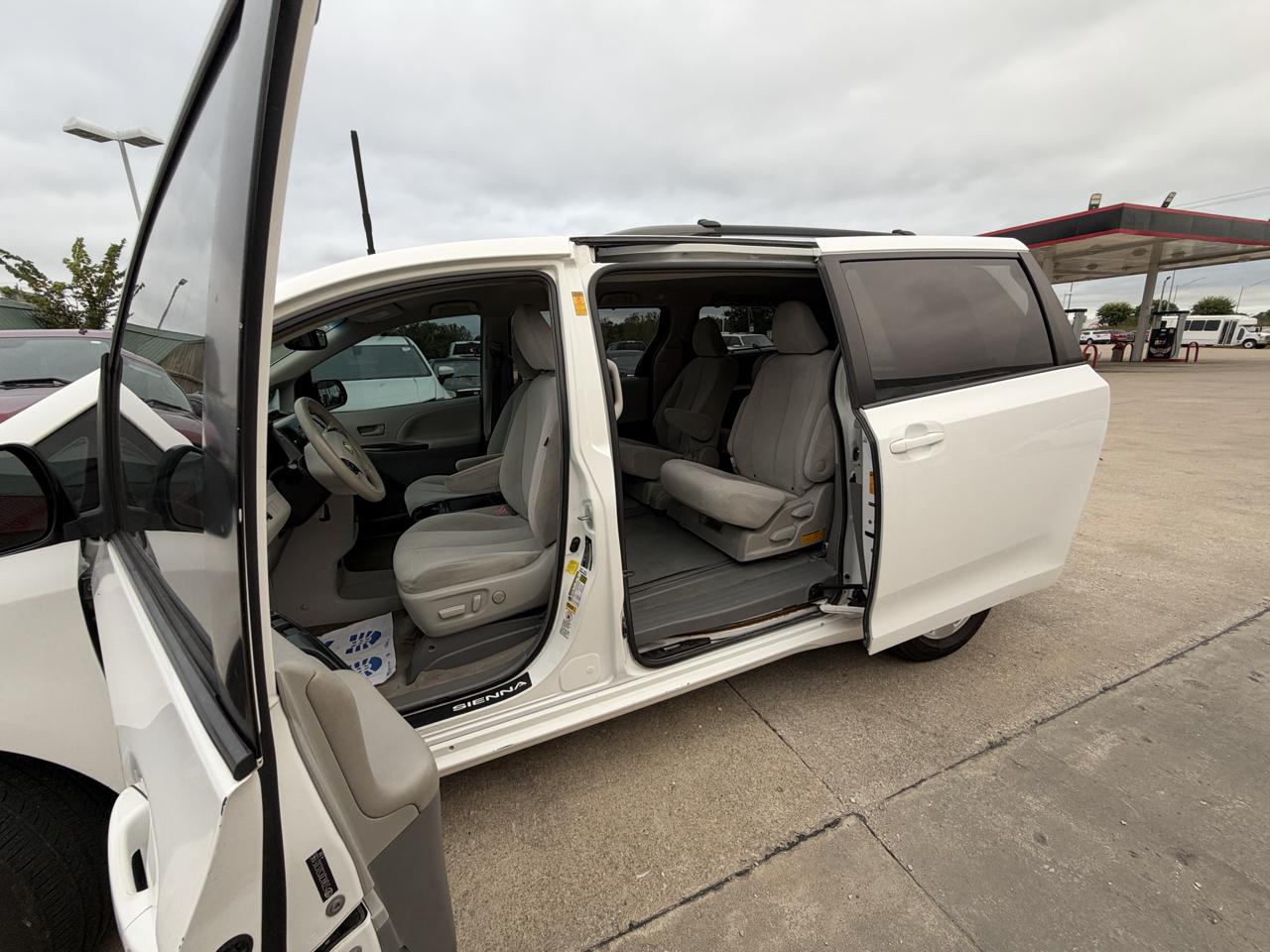Toyota Sienna LE FWD 8-Passenger V6 2013
