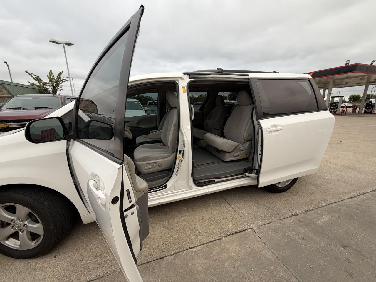 Toyota Sienna LE FWD 8-Passenger V6 2013