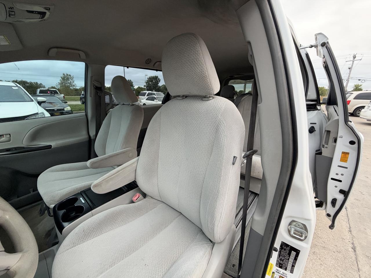 Toyota Sienna LE FWD 8-Passenger V6 2013