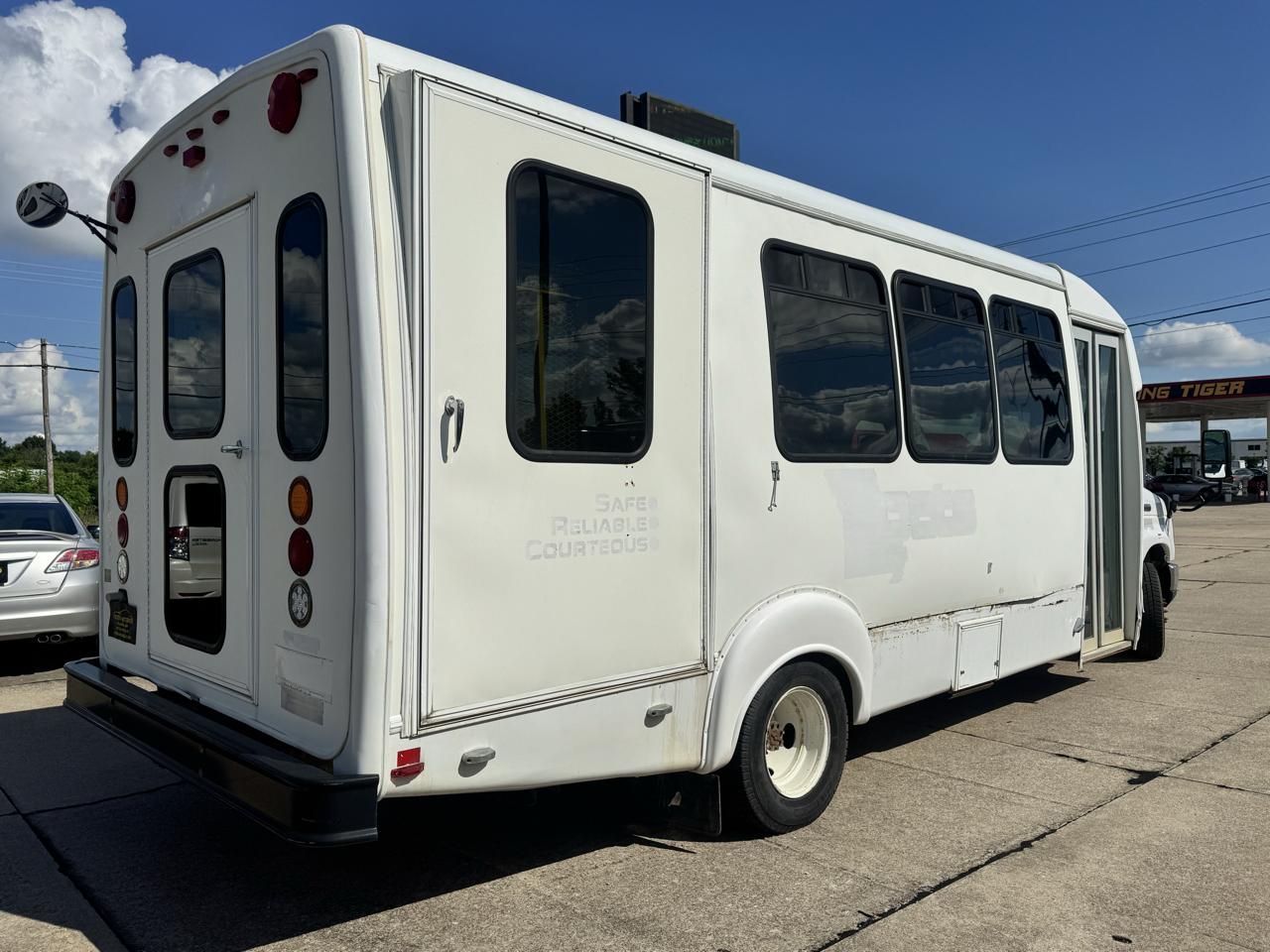 Ford Econoline E-450 2009