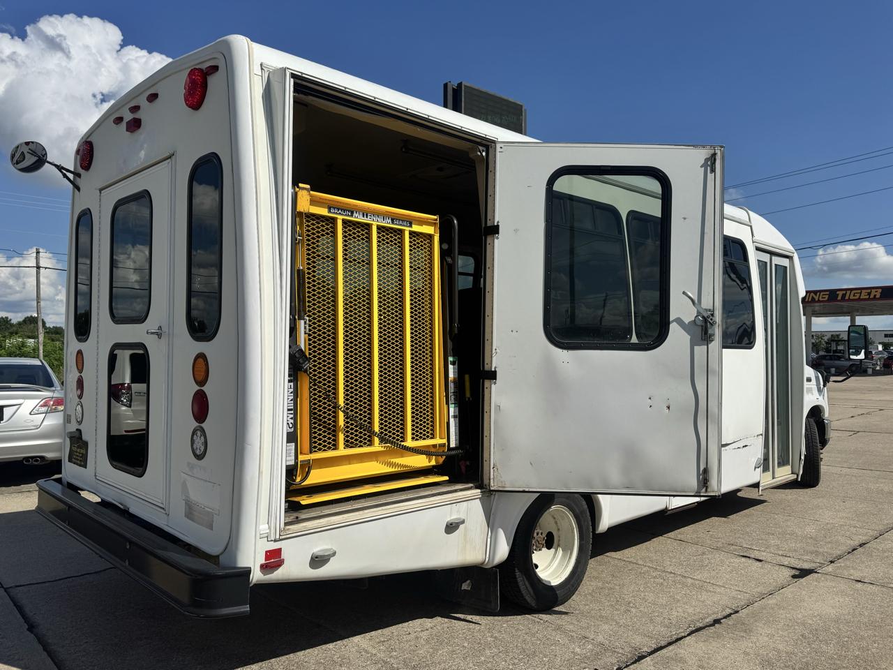 Ford Econoline E-450 2009