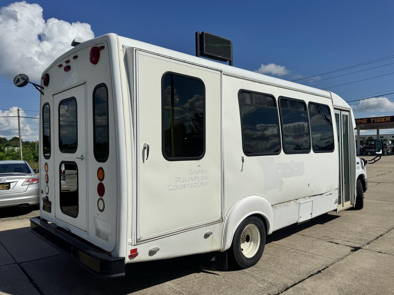 Ford Econoline E-450 2009
