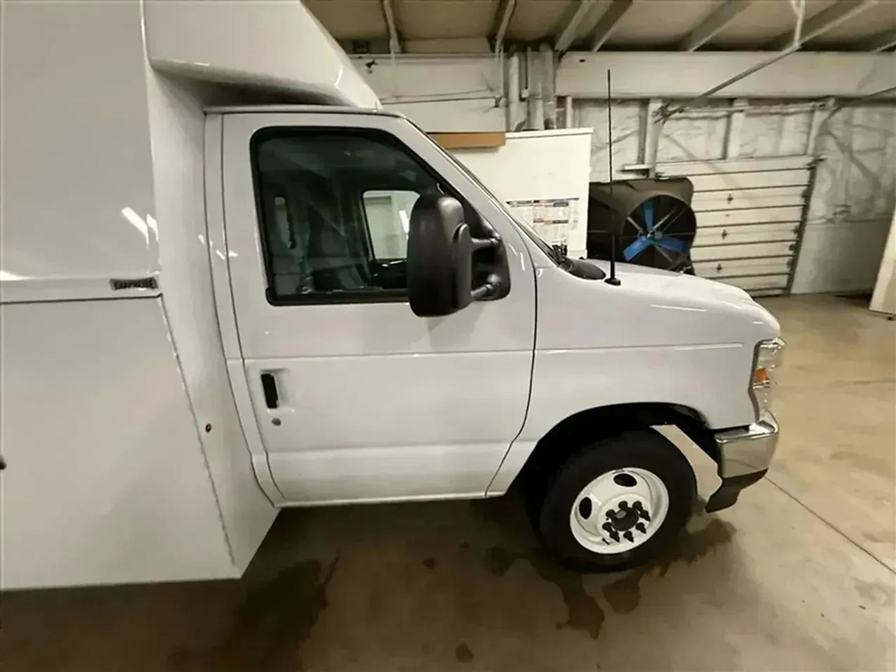 Ford Econoline E-350 Super Duty 2024