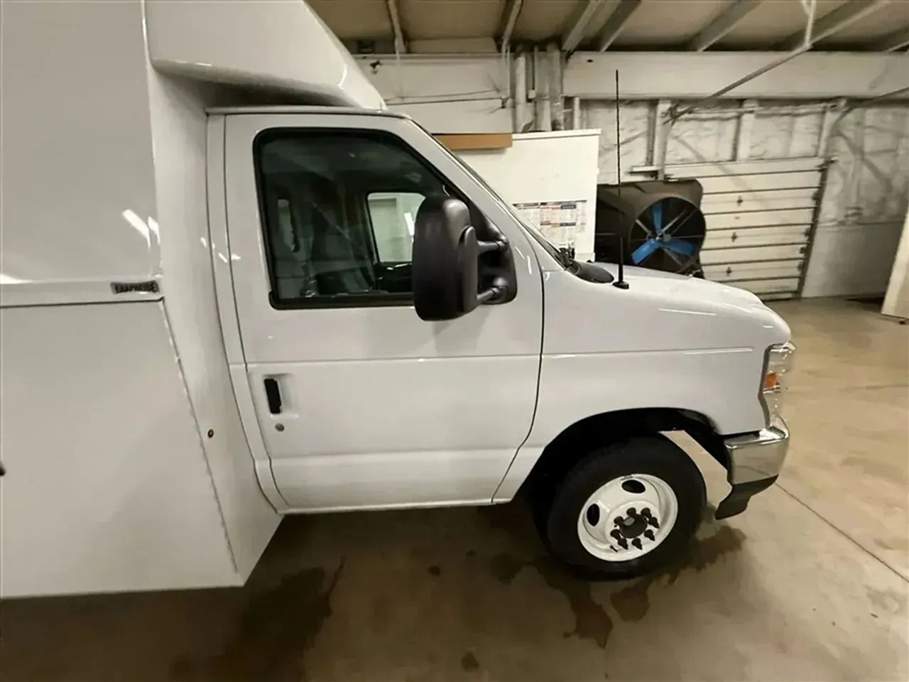 Ford Econoline E-350 Super Duty 2024
