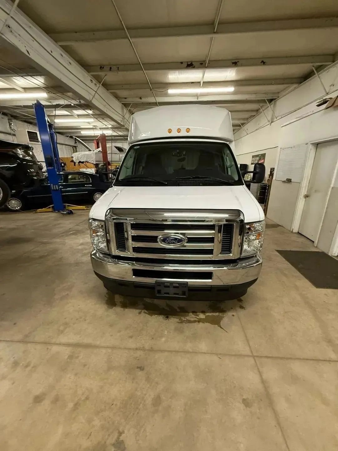 Ford Econoline E-350 Super Duty 2024