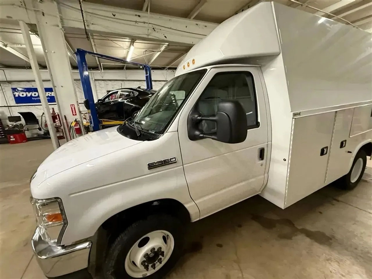 Ford Econoline E-350 Super Duty 2024