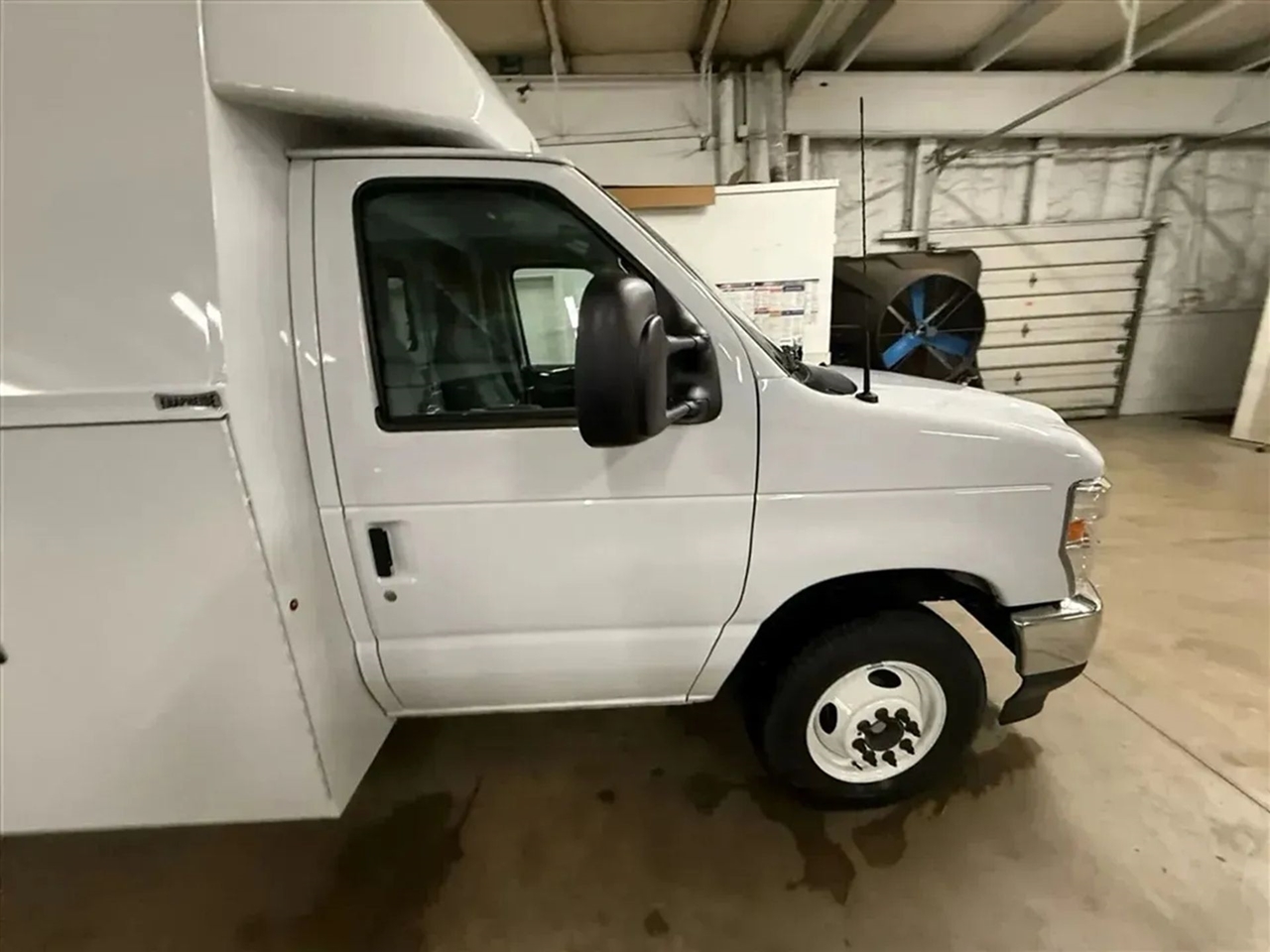 Ford Econoline E-350 Super Duty 2024