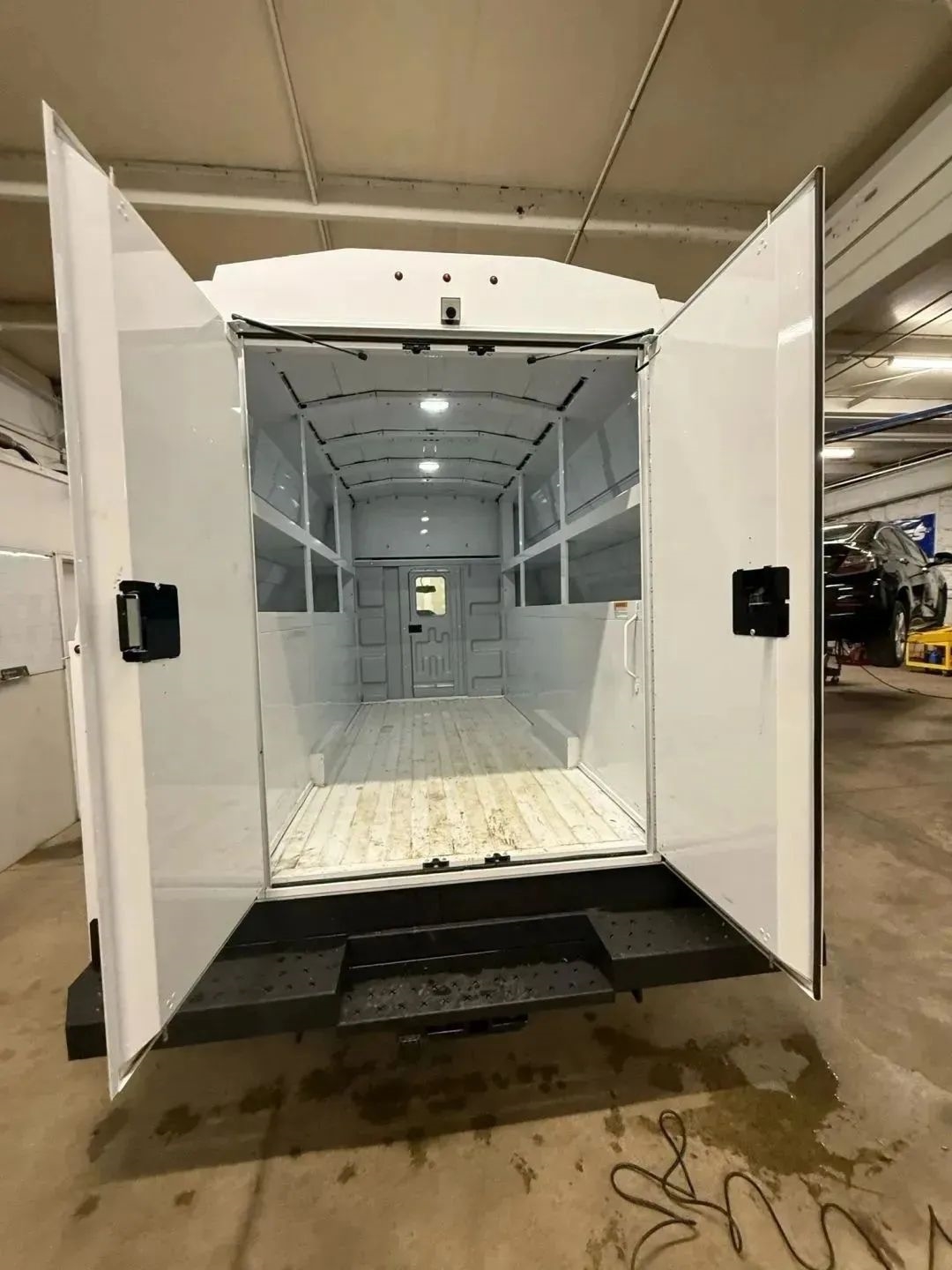 Ford Econoline E-350 Super Duty 2024