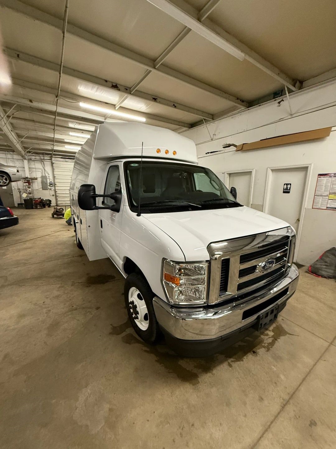 Ford Econoline E-350 Super Duty 2024